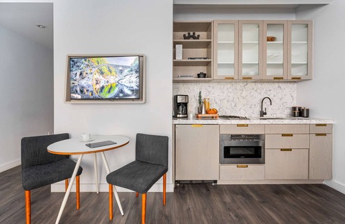 Financial District Apartamento | 17john: Classic Queen Studio Apartment