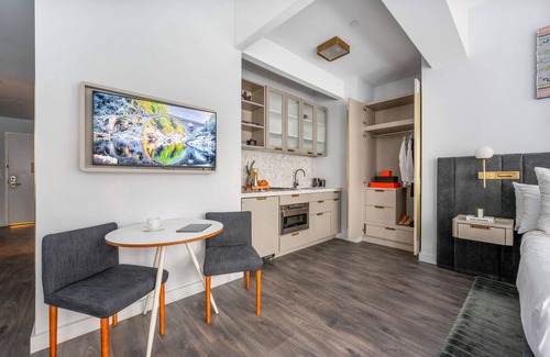 Financial District Apartamento | 17john: Classic Queen Studio Apartment