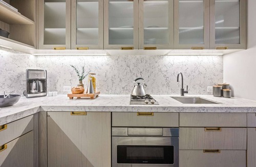 Financial District Apartamento | 17john: Grand King Studio Apartment