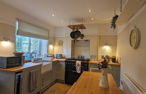 Chipping Norton Cabaña | 17th Century Borough Cottage -heart of Chipping Norton. Family and pet friendly!