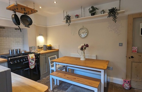 Chipping Norton Cabaña | 17th Century Borough Cottage -heart of Chipping Norton. Family and pet friendly!