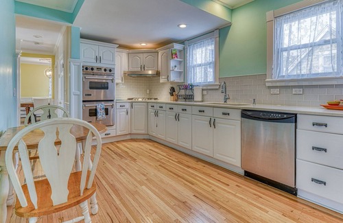 Ocean Grove Casa | 18 ABBOTT UPPER - 6 BEDROOM BEACH HOUSE - ONE BLOCK TO THE SEA