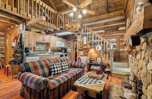 Rock Hill Cabina | 1800’s Cabin with Hot Tub, Pet Friendly