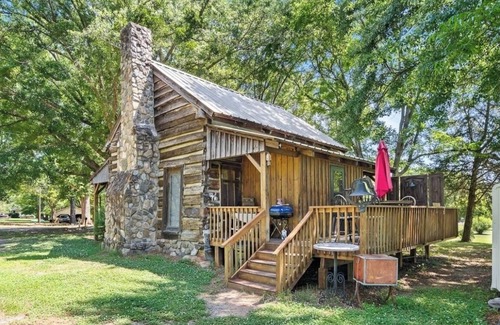 Rock Hill Cabina | 1800’s Cabin with Hot Tub, Pet Friendly