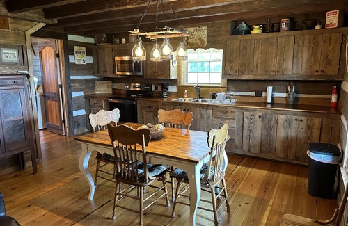 Fort Payne Cabina | 1800s Pre-Civil War Log Cabin restored on 300 acre adjoining Little River Canyon