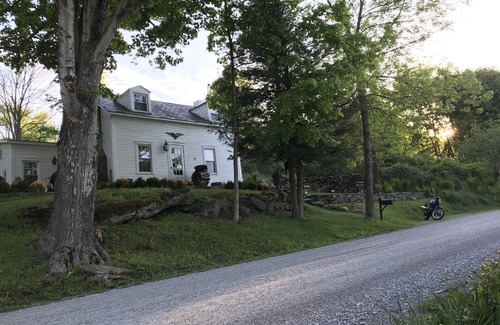 West Arlington Cabaña | 1828 Vermont Cottage pies del famoso río Battenkill