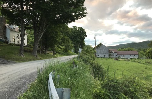 West Arlington Cabaña | 1828 Vermont Cottage pies del famoso río Battenkill