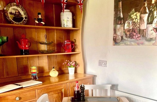 Snitterfield Cabaña | 18th Century Cottage with Stunning Farmland Views