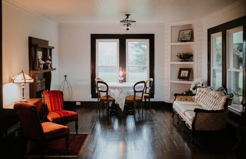 Southmont Otro | 1901 Farmhouse peaceful nature experience