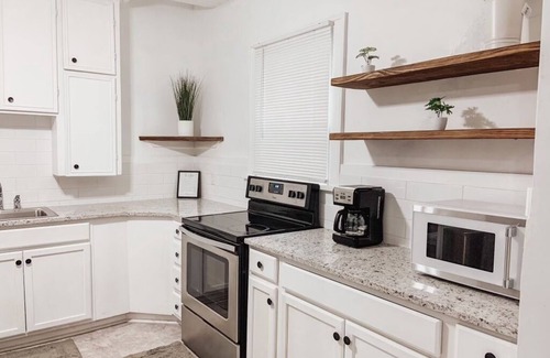 Tulsa Casa | 1920's Quaint Living. GatheringPlace/Expo/TU/Downtown. 2 King Bds/Arcade games!!