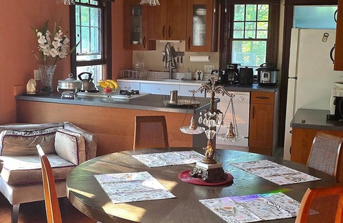 Phoenicia Casa | 1920s Phoenicia Bungalow w/ Vintage Furnishings, Sauna, Fireplace, & Fenced Yard