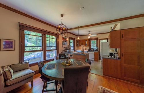 Phoenicia Casa | 1920s Phoenicia Bungalow w/ Vintage Furnishings, Sauna, Fireplace, & Fenced Yard