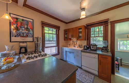 Phoenicia Casa | 1920s Phoenicia Bungalow w/ Vintage Furnishings, Sauna, Fireplace, & Fenced Yard