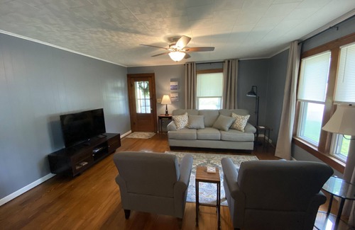 Cannelton Otro | 1930s Farmhouse Stay on 2 Acres