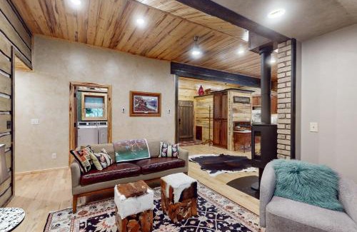 Island Park Casa | 1949 Cabin