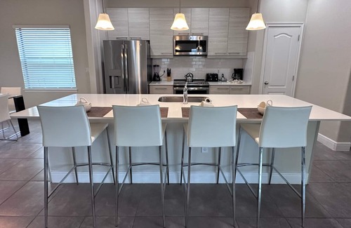 Haines City Casa | 195MCV: 4 Bed with Private Baths and Pool