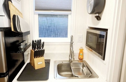 Woodland Hills Casa | 1BD/1BA w/ In-Unit Laundry – Steps from Kaiser