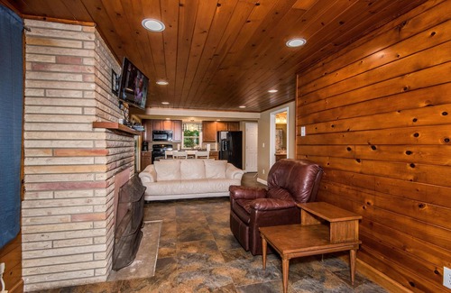 Kurtz Cabaña | Lakeside Vacation Cottage