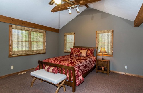 Helmsburg Cabina | Bean Blossom Vacation Cabin