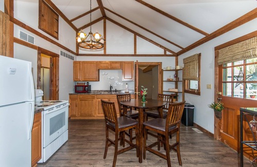 Helmsburg Cabina | Bean Blossom Vacation Cabin