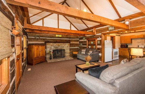 Helmsburg Cabina | Bean Blossom Vacation Cabin