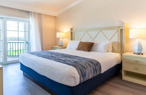 Captiva Hotel | 1BR Bay View Unit | Free Parking | Onsite Pools | Close to the Beach!
