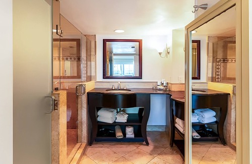 Captiva Hotel | 1BR Bay View Unit | Free Parking | Onsite Pools | Close to the Beach!