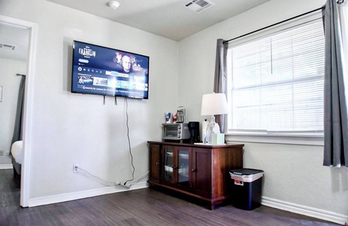 Central Oklahoma City Apartamento | Budget Friendly Studio with Parking | $1400/month