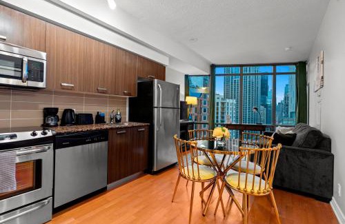 Bay Cloverhill Apartamento | 1BR High Floor View Downtown Toronto