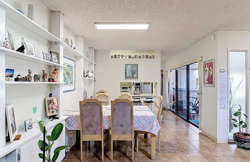 Fontainebleau Casa | 1BR in Shared Miami Home | Pool, Lake & Tennis