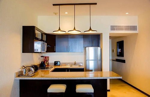 Los Cabos Apartamento | 1BR-Plus w/2 baths + 6 free golf rounds & free r/t airport xfers - on Medano Bch