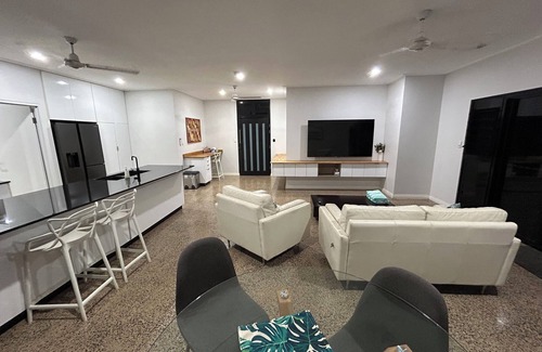 Parap Apartamento | 1BR (sleeps 3) - private, modern granny flat with large shaded pool