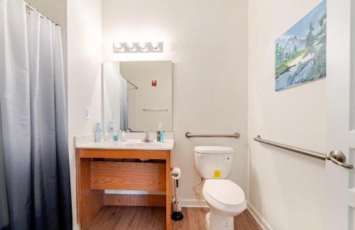 Charlotte Apartamento | 1BR with Queen Bed and Recliner Couch Free Parking