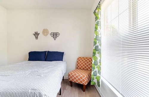Charlotte Apartamento | 1BR with Queen Bed and Recliner Couch Free Parking
