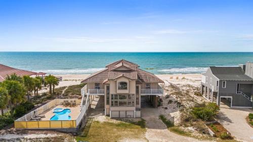 East End Casa | 1st Dibs-Beachfront-Pet friendly-Private Pool-Elevator