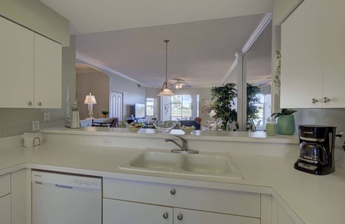 Sarasota Condominio | Diseño de golf privado, tenis de tierra batida, condominio de un nivel, piscinas climatizadas / spa, casa club, comedor, gimnasio