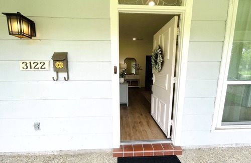 Mid City South Casa | ❤️2.2 MilesToLSU 2 Desks WasherDryer AC🤿Pool FencedYardPatio📺SmartTV❤️