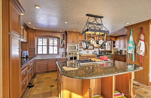 Glenwood Springs Casa | 2.5-acre estate boasting 6,000 Sq. feet, with private hot tub & chef's kitchen