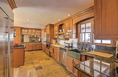 Glenwood Springs Casa | 2.5-acre estate boasting 6,000 Sq. feet, with private hot tub & chef's kitchen