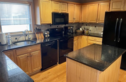 East Stroudsburg Casa | ☀️ 2 ACRE POCONO HOUSE WITH PRIVATE POOL TENNIS COURT HUGE BACKYARD PATIO ☀️