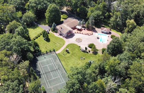 East Stroudsburg Casa | ☀️ 2 ACRE POCONO HOUSE WITH PRIVATE POOL TENNIS COURT HUGE BACKYARD PATIO ☀️