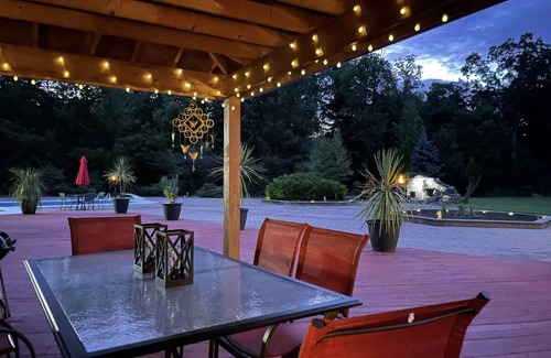 East Stroudsburg Casa | ☀️ 2 ACRE POCONO HOUSE WITH PRIVATE POOL TENNIS COURT HUGE BACKYARD PATIO ☀️