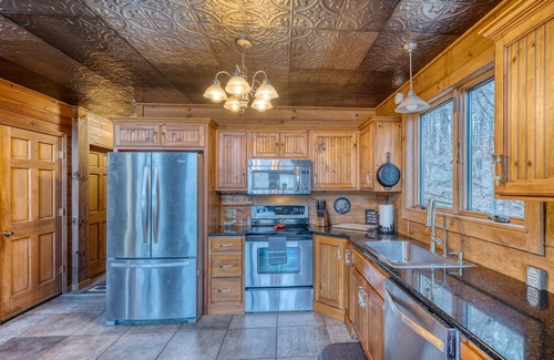 Morganton Cabina | 2 acre secluded Retreat Private creek Spa Gameroom