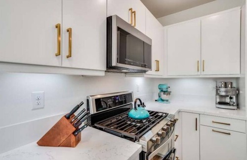 Southwestern Sacramento Casa | 2 B/2B House-Town Condo with Garage/Gym and Rooftop Outdoor Patio!