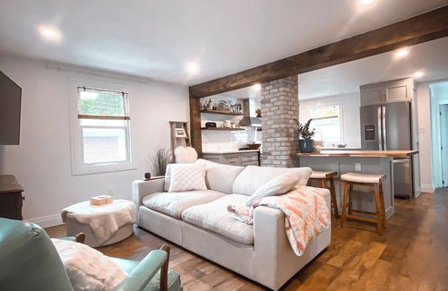 Sarnia Casa | 2 BATHROOM Executive Cottage with Office