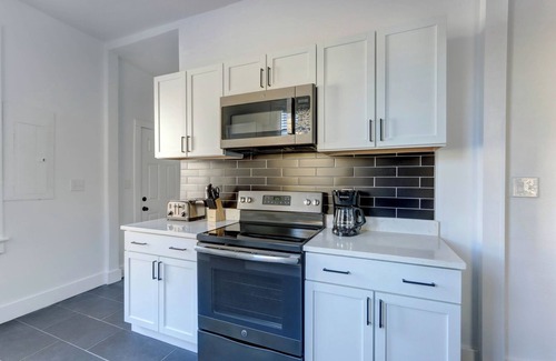 Midtown Condominio | 2 bd /2 ba * Sleep 4 * Dog Friendly * Downtown Savannah