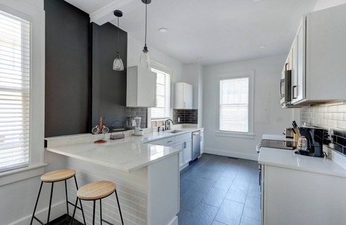 Midtown Condominio | 2 bd /2 ba * Sleep 4 * Dog Friendly * Downtown Savannah