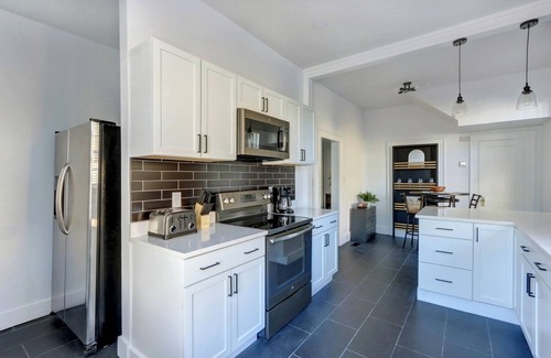 Midtown Condominio | 2 bd /2 ba * Sleep 4 * Dog Friendly * Downtown Savannah