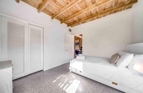 Del-Ida Park Historic District Casa | 2 BD Delray Beach Cottage walk to The Ave & beach