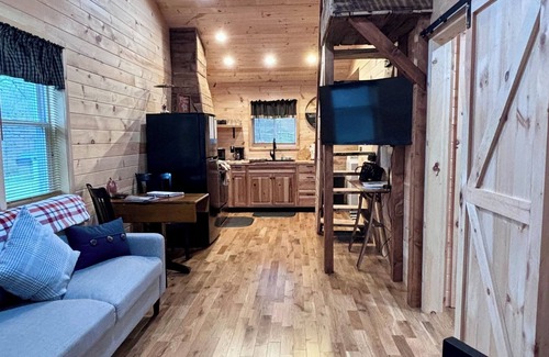 Fayetteville Cabina | 2 BDR 1.5 BA cabin located in the heart of the New River Gorge National Park